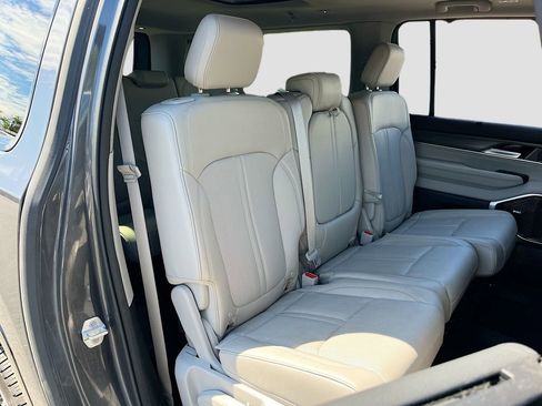 Used 2024 Jeep Wagoneer L Series III w/ Premium Group I image 30