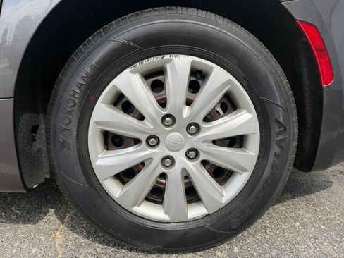 Used 2021 Chrysler Voyager L FWD image 10