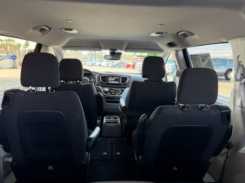 Used 2023 Chrysler Voyager LX image 24