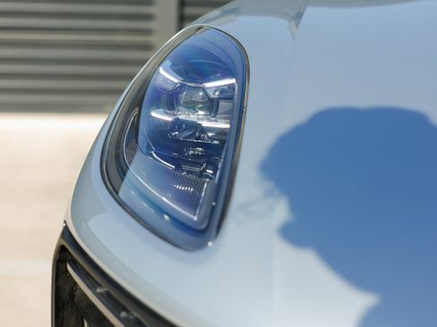 Certified 2025 Porsche Macan image 13