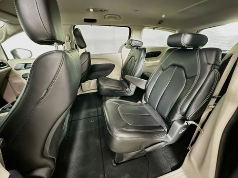 Used 2023 Chrysler Pacifica Touring-L FWD image 26