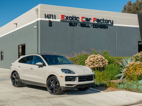 Used 2025 Porsche Cayenne Sport Utility 4D image 1