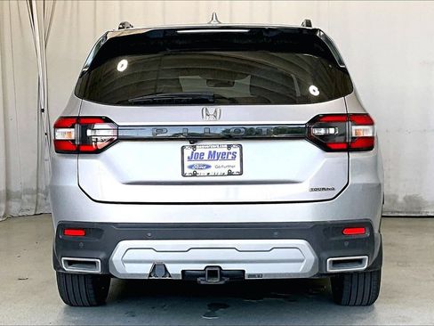 Used 2025 Honda Pilot Touring image 4