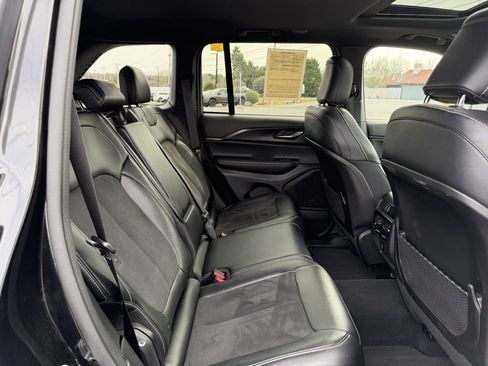 Used 2024 Jeep Grand Cherokee Altitude image 37