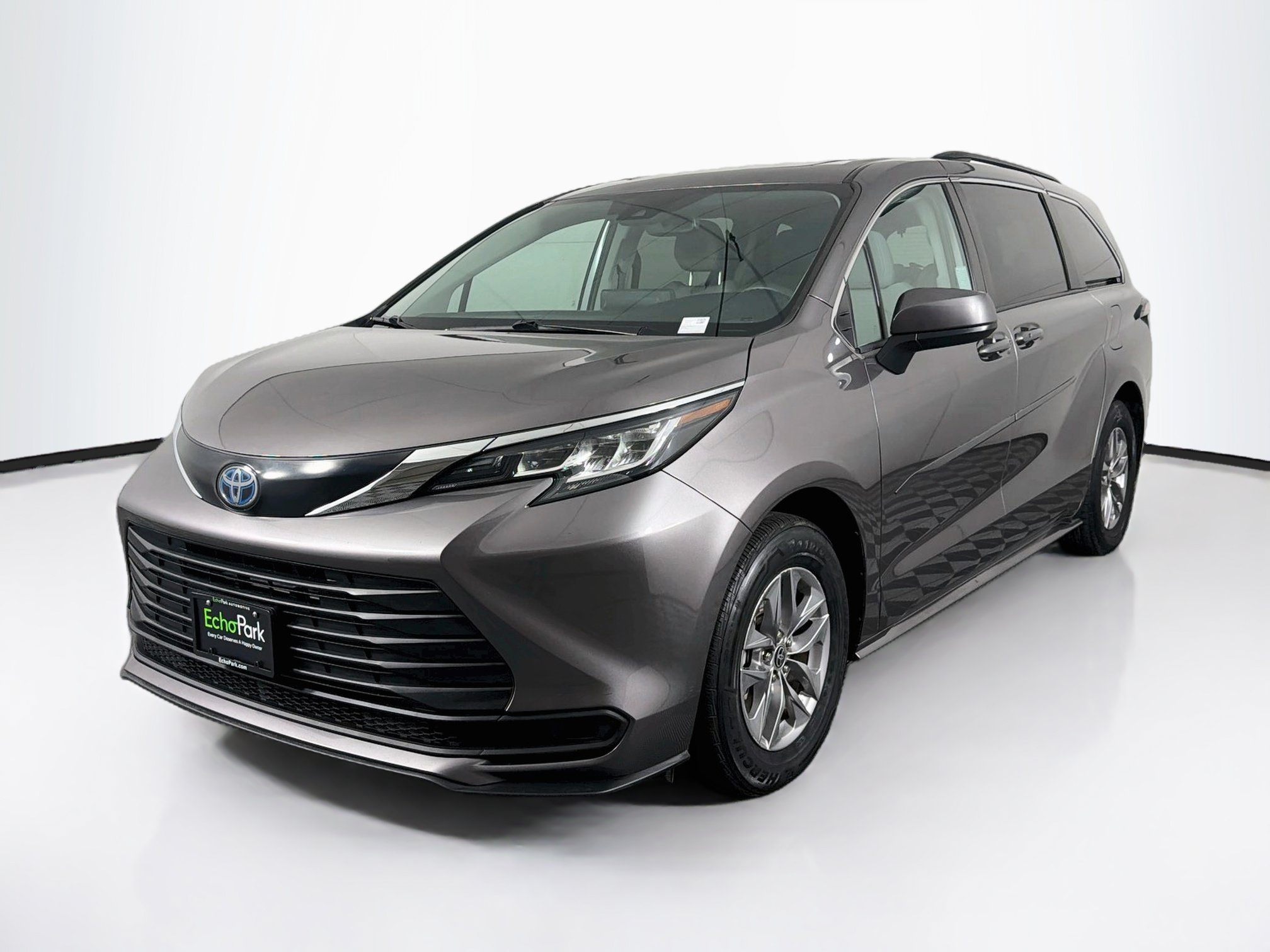 Used 2022 Toyota Sienna LE w/ LE Plus Package FWD image 3