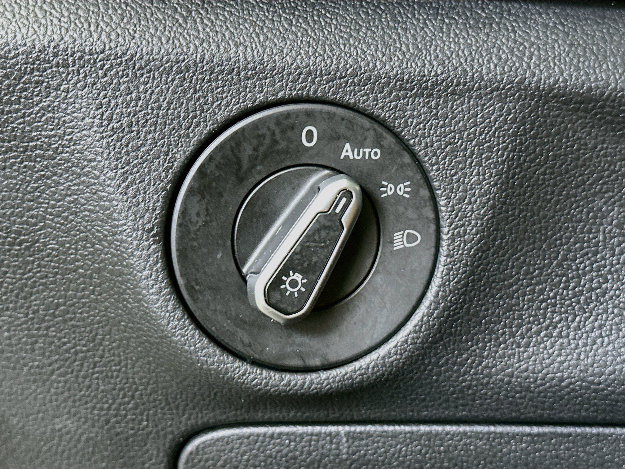Used 2025 Volkswagen Jetta SE FWD image 17