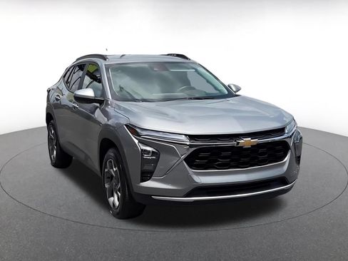 Used 2025 Chevrolet Trax LT w/ LT Convenience Package FWD image 3