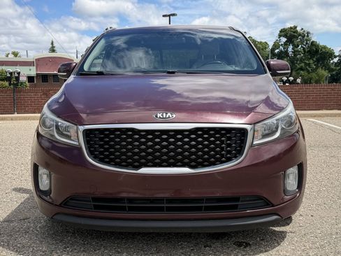 Used 2017 Kia Sedona LX w/ LX Essentials Premium Package FWD image 4