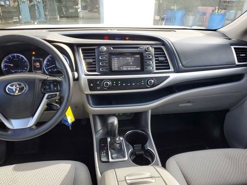 Used 2018 Toyota Highlander LE image 12