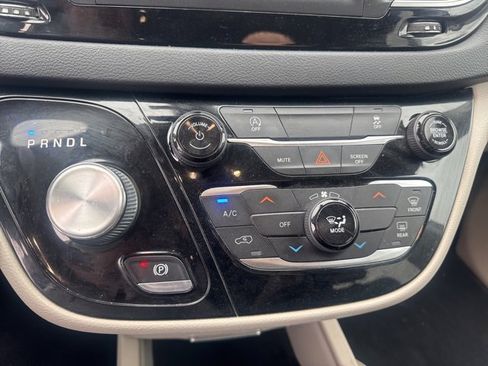 Used 2021 Chrysler Voyager Lxi image 16