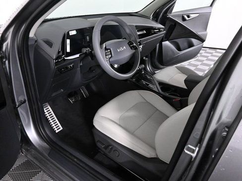 New 2025 Kia Niro EX Touring image 17