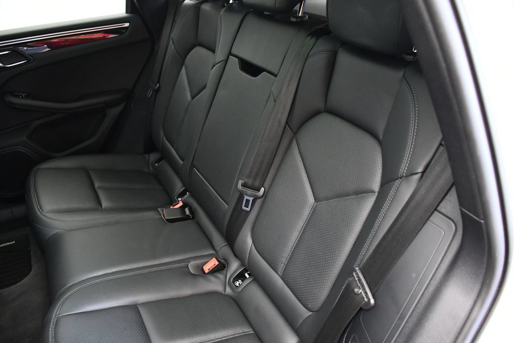 Certified 2023 Porsche Macan AWD/4WD image 38
