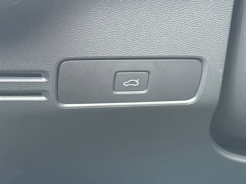 Used 2023 Volvo XC40 Recharge Ultimate image 31