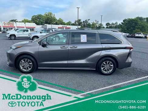 Used 2023 Toyota Sienna XLE FWD image 3