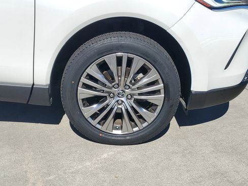 Used 2024 Toyota Venza Limited image 5