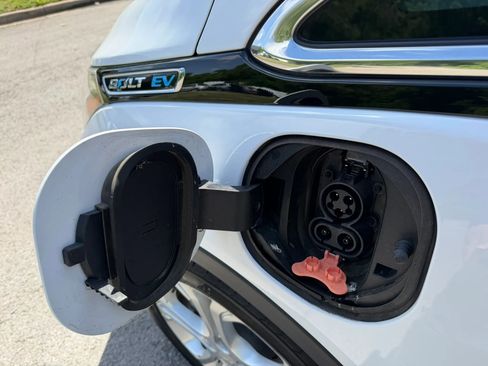 Used 2018 Chevrolet Bolt LT FWD image 12