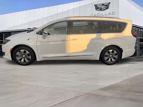 Used 2018 Chrysler Pacifica Limited w/ Advanced Safetytec Group FWD image 8