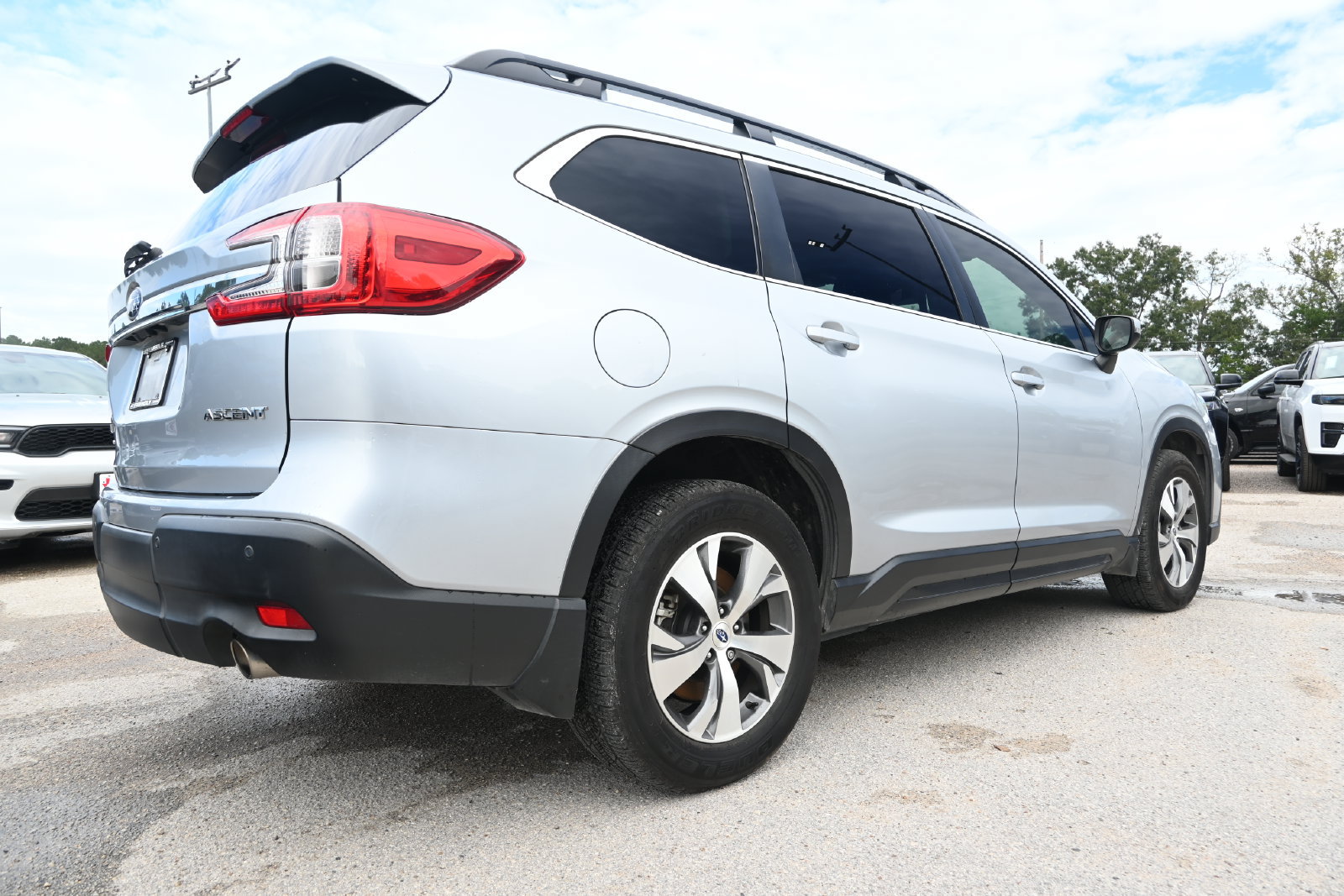 Used 2023 Subaru Ascent Premium w/ Convenience Package AWD/4WD image 2