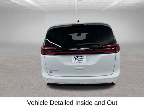 Used 2025 Chrysler Pacifica Select FWD image 11