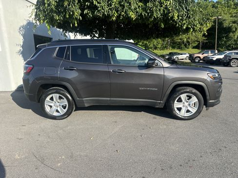 Used 2022 Jeep Compass Latitude w/ Convenience Group AWD/4WD image 2