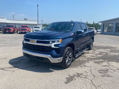 Used 2023 Chevrolet Silverado 1500 LT w/ Z71 Off-Road Package AWD/4WD image 2