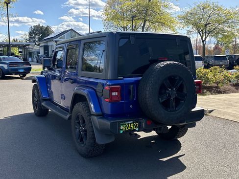 Used 2018 Jeep Wrangler Unlimited Sahara image 3