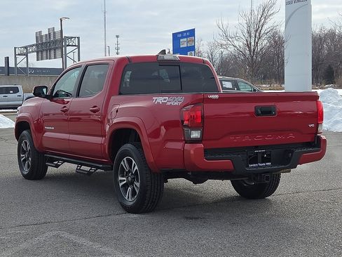 Used 2019 Toyota Tacoma TRD Sport image 4