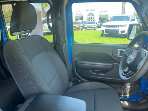 Used 2023 Jeep Gladiator Sport AWD/4WD image 13