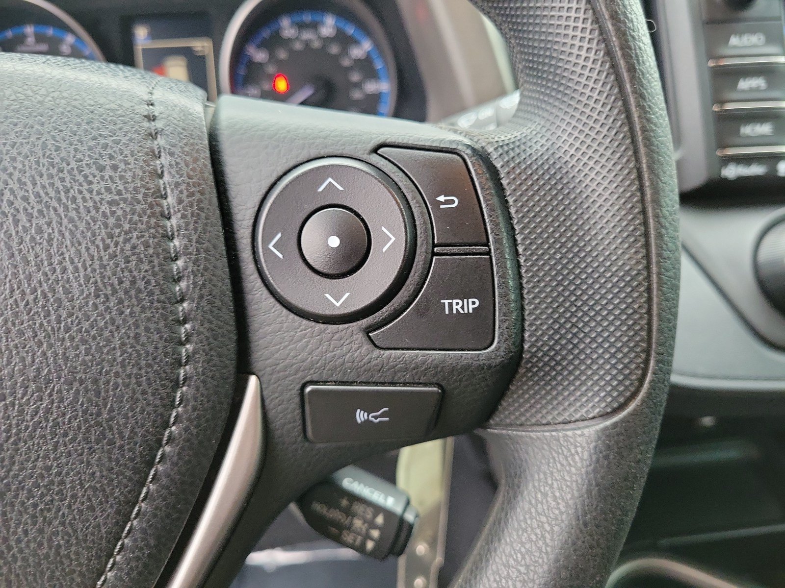 Used 2018 Toyota RAV4 LE FWD image 19