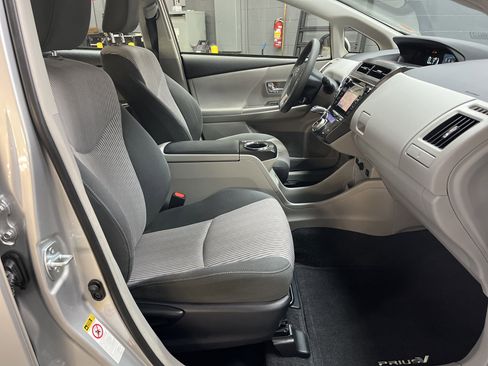 Used 2016 Toyota Prius V Three image 32