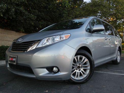 Used 2015 Toyota Sienna XLE image 15