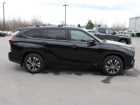 New 2026 Toyota Highlander XLE image 4