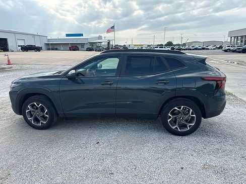 Used 2025 Chevrolet Trax LT w/ Sunroof Package FWD image 6