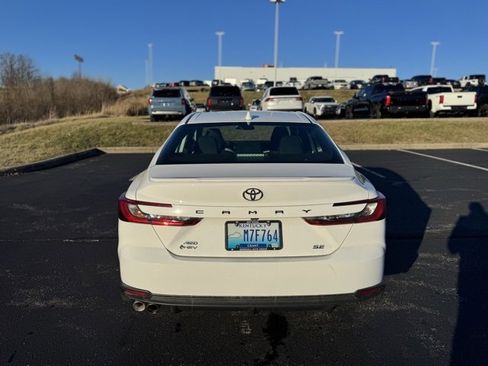 Used 2025 Toyota Camry SE image 4