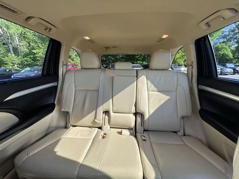 Used 2019 Toyota Highlander XLE AWD/4WD image 14