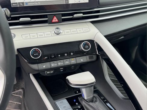 Certified 2025 Hyundai Elantra Limited FWD image 28