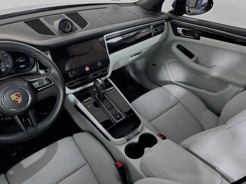 Certified 2025 Porsche Macan image 26