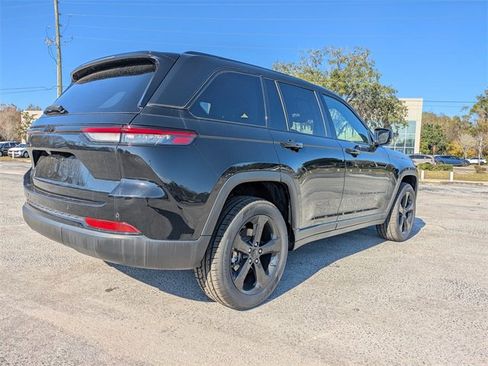 Used 2023 Jeep Grand Cherokee Altitude image 5