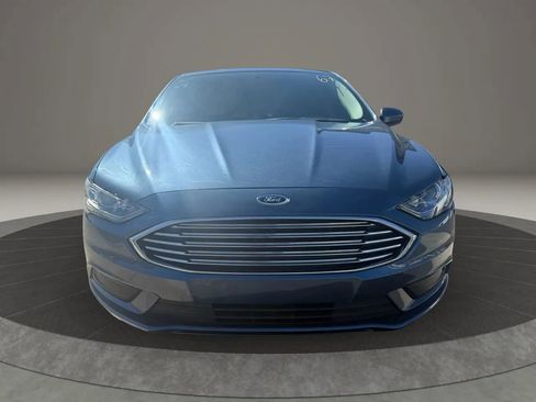 Used 2018 Ford Fusion SE w/ Fusion SE Technology Package image 2