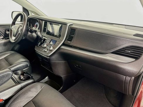 Certified 2017 Toyota Sienna SE Premium FWD image 32