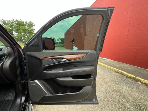 Used 2017 Cadillac Escalade Luxury AWD/4WD image 32