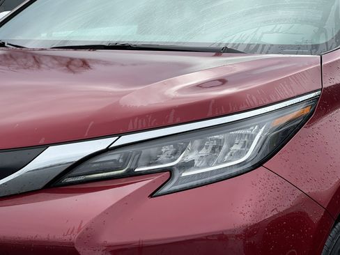 Used 2023 Toyota Sienna XLE image 7