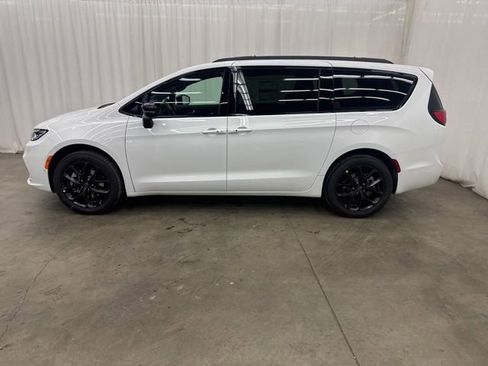 New 2026 Chrysler Pacifica Select w/ S Appearance Package image 36