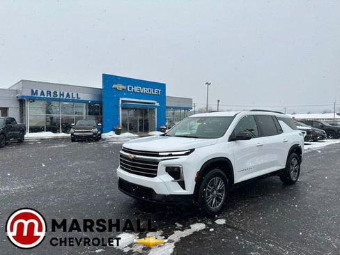 Used 2025 Chevrolet Traverse LT image 1