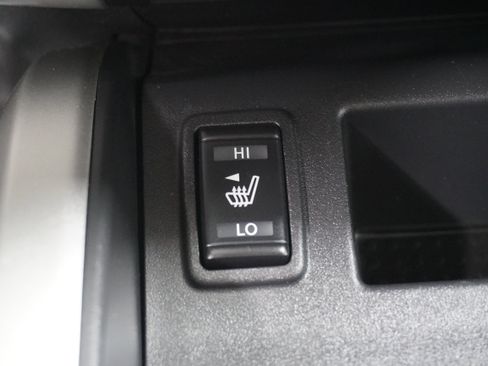 Used 2017 Nissan Titan SV image 19