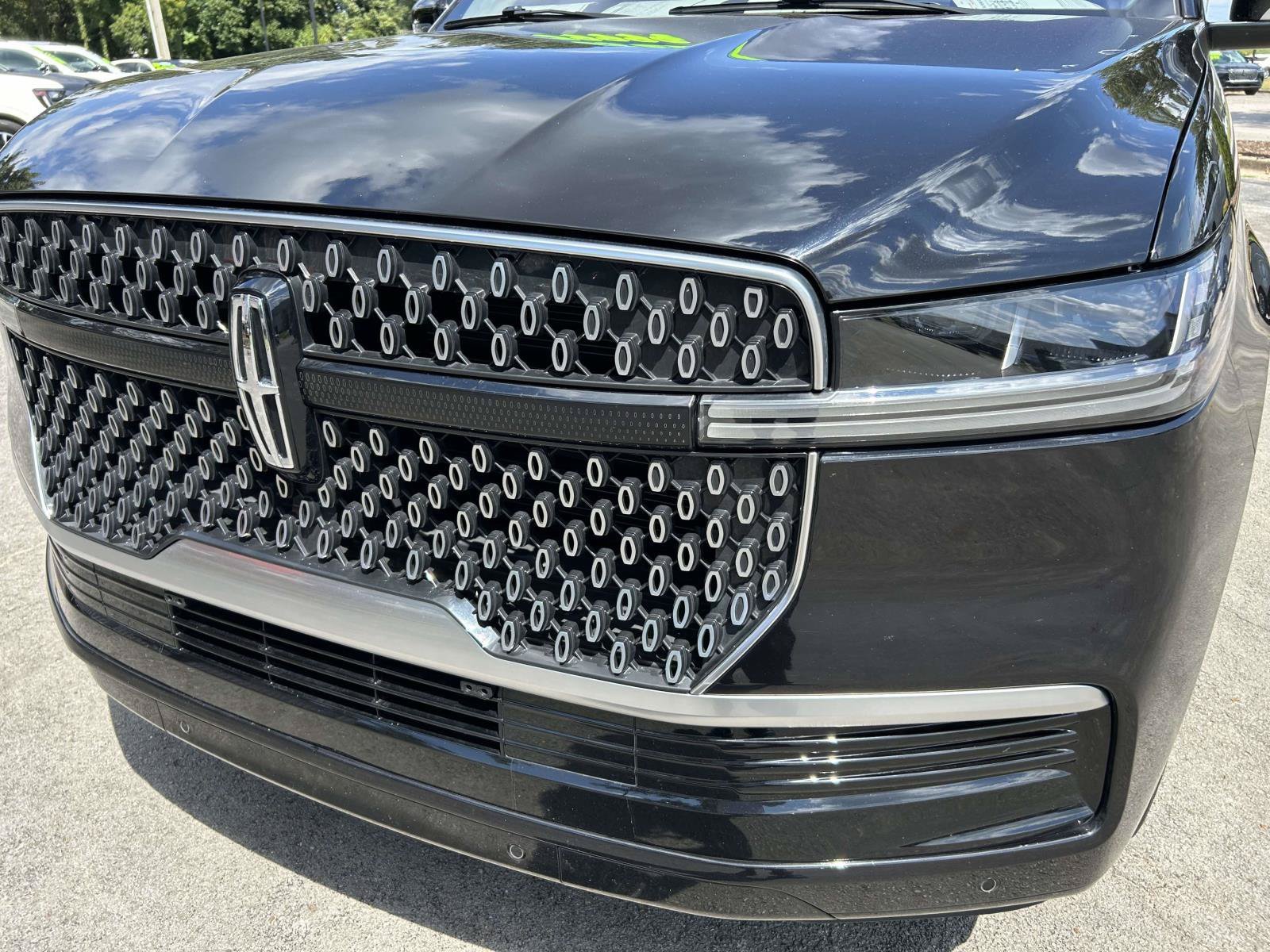 Certified 2025 Lincoln Navigator Reserve AWD/4WD image 10