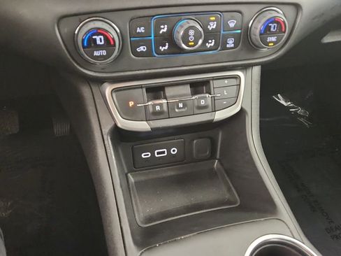 Used 2024 GMC Terrain SLE w/ Driver Convenience Package image 8