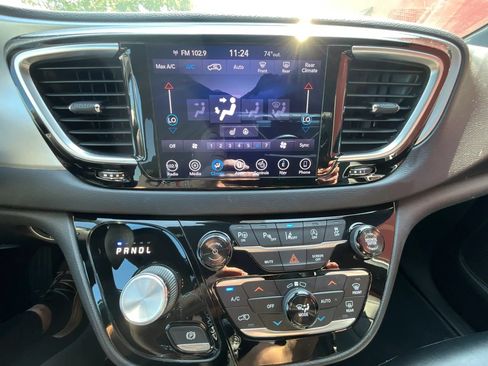 Used 2018 Chrysler Pacifica Touring-L Plus w/ Advanced Safetytec Group FWD image 32