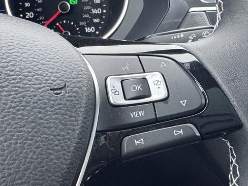 Used 2021 Volkswagen Tiguan SE w/ Panoramic Sunroof Package image 9