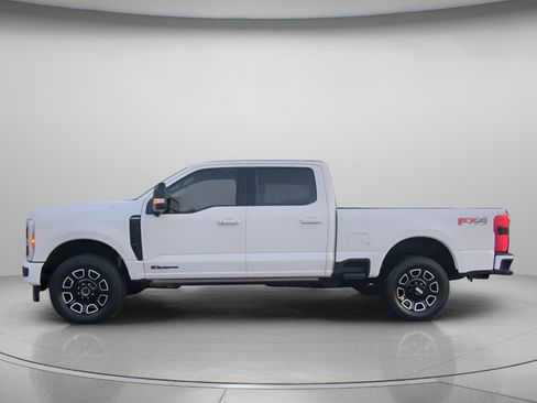 Certified 2025 Ford F250 Platinum w/ FX4 Off-Road Package AWD/4WD image 17